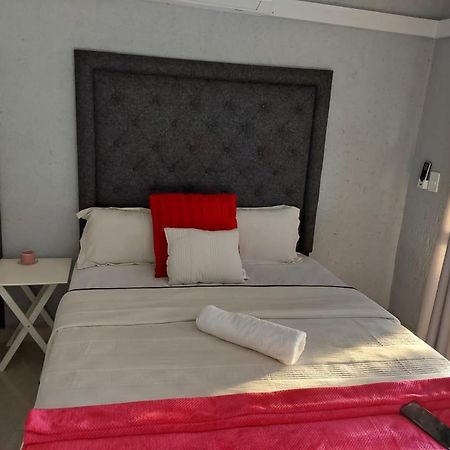 Nsuku Bed And Breakfast Thulamahashi エクステリア 写真